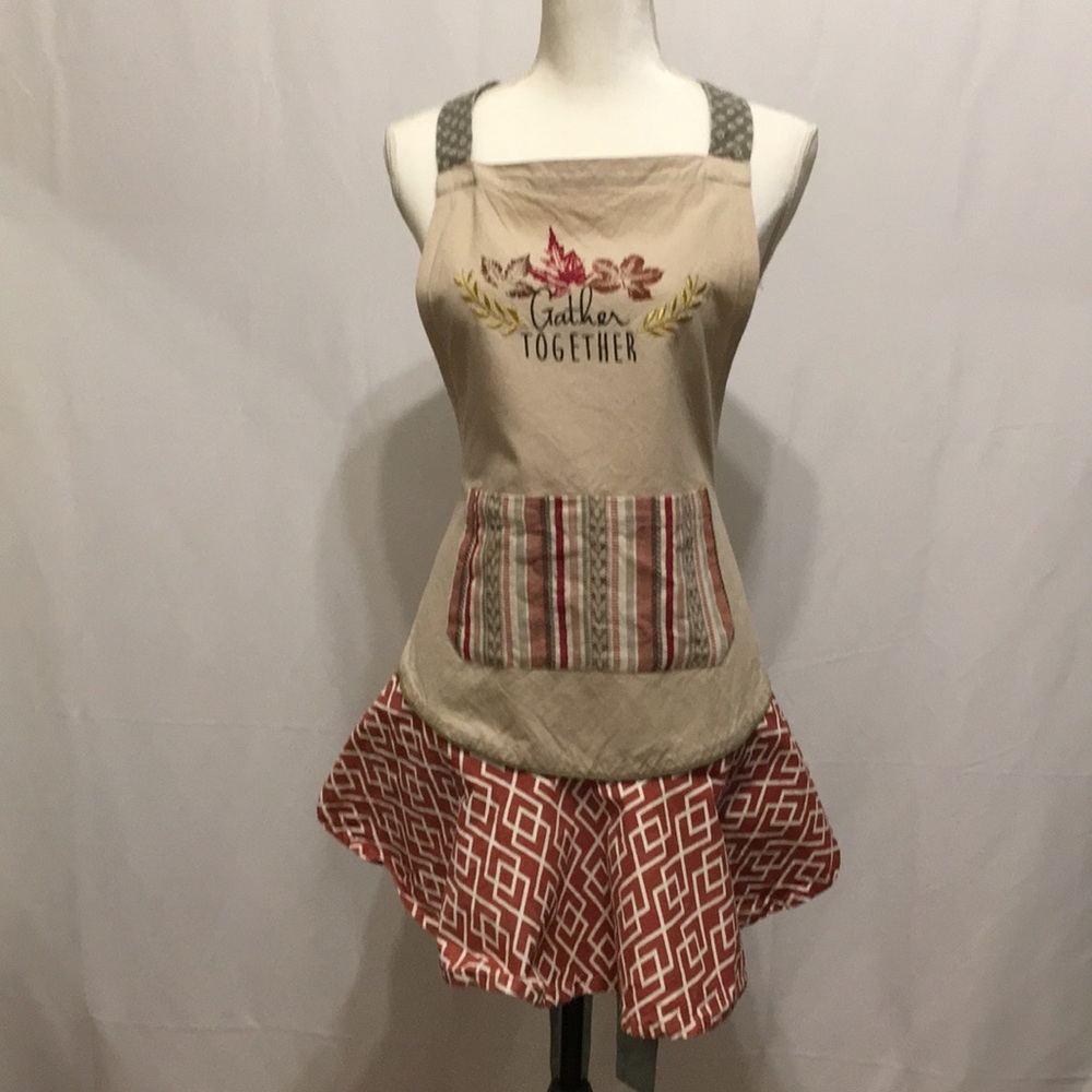 DESIGNS IMPORTS BRAND NEW GATHER TOGETHER FUFFLE APRON